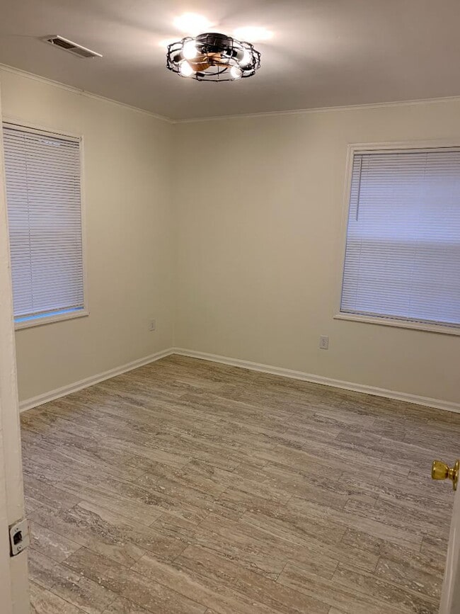 Building Photo - 4630 Oakwood Ave