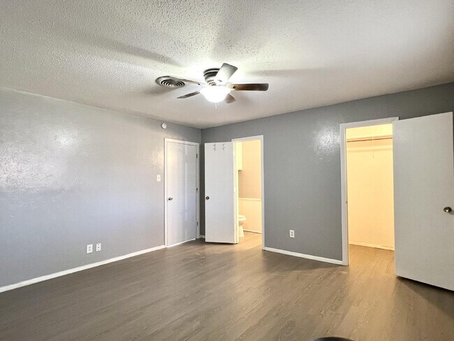 Building Photo - 6903 Hartford Ave