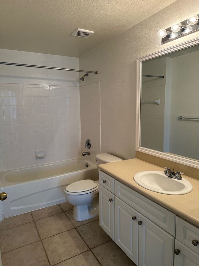 Building Photo - 2 / 2 Lakefront Condo