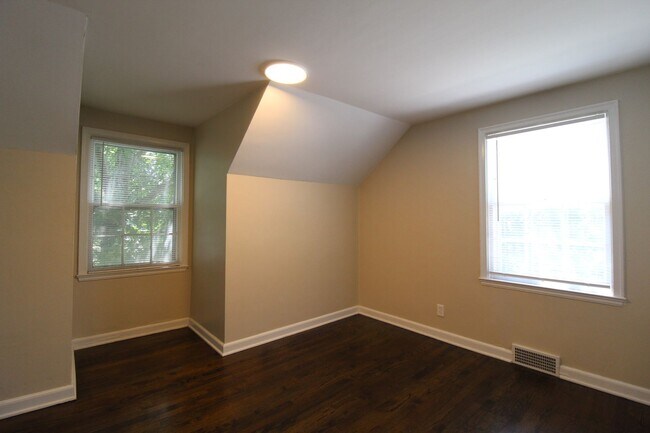 Building Photo - 2 Bedroom Duplex in North Kansas City