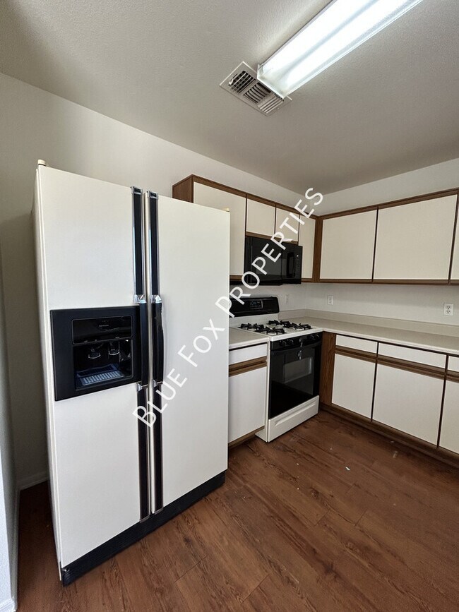 Building Photo - 2021 W Menzel Dr