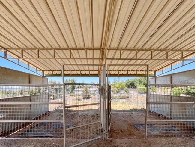 Building Photo - RANCH STYLE POOL HOME ON 2+ ACRES IN THE H...