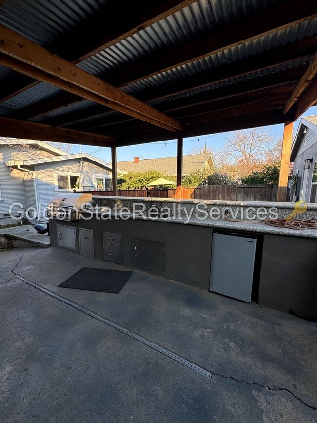 Building Photo - Pleasant St