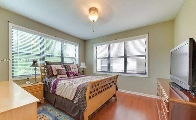 Building Photo - 418 SW 18th Ct