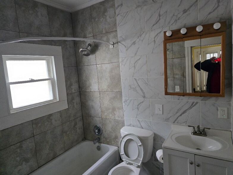 Building Photo - 539 W Canedy St