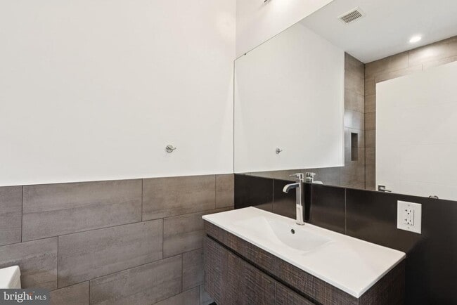 Building Photo - 2028 E Fletcher St