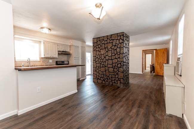 Building Photo - 217 Kaercher St