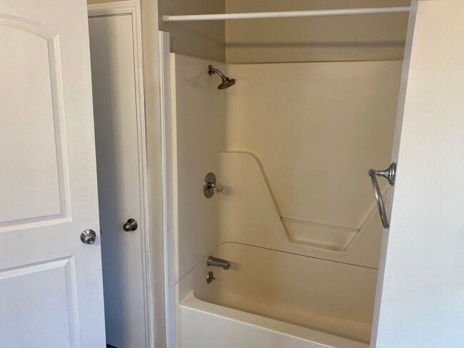 Building Photo - 235-2 Lexington Ave – The Treehouse Apartm...
