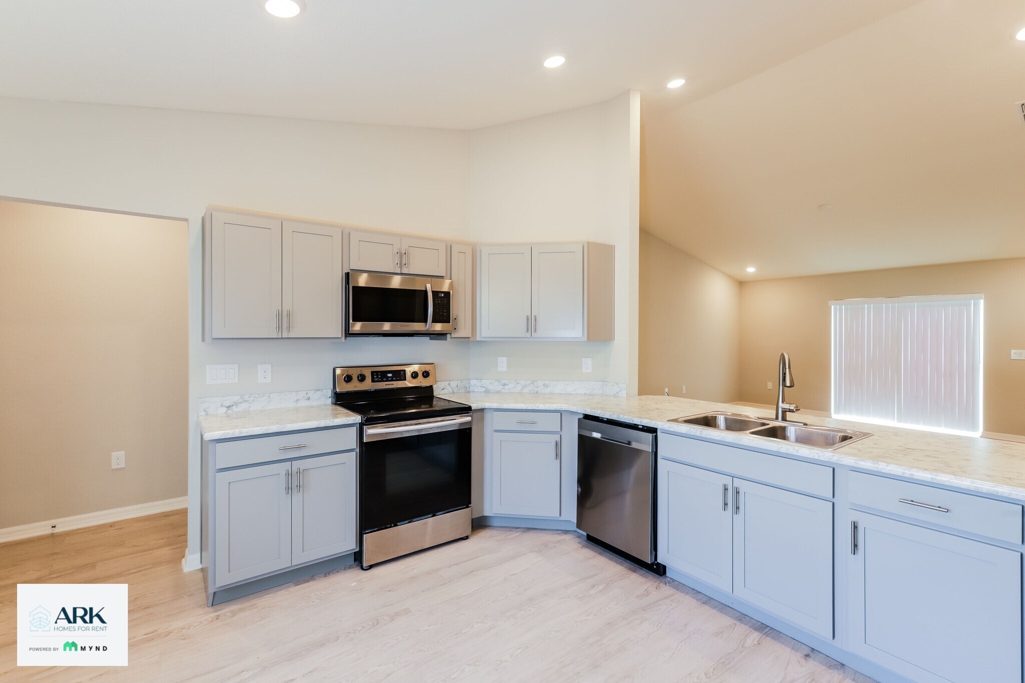 Building Photo - 992 First Dr