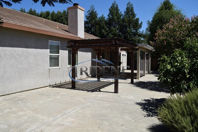 Building Photo - 4 bedroom, 3 bath house with den/office