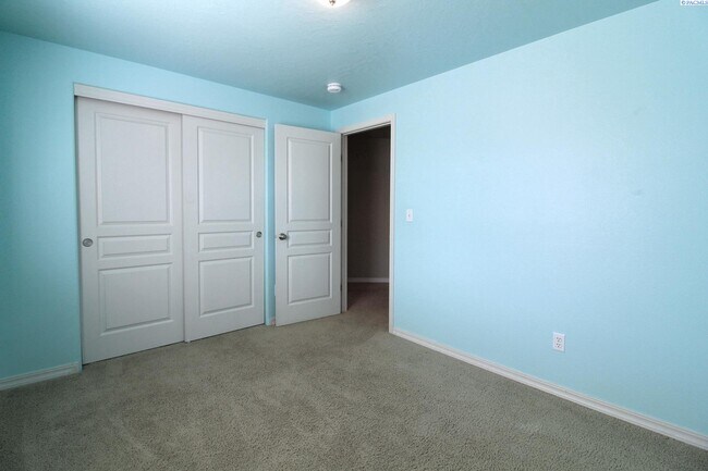 Building Photo - 3 bed, 2 bath + Office Rambler in West Ken...