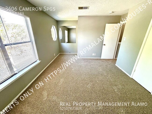 Building Photo - **MOVE-IN SPECIAL** MUST SEE! 3 Bedroom / ...