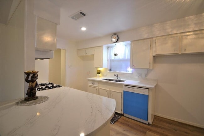 Building Photo - 5422 Kingfisher Dr