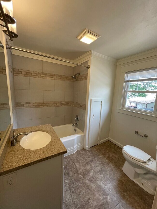 Building Photo - Beautiful 4 Bedroom 1.5 Bath in Marietta !