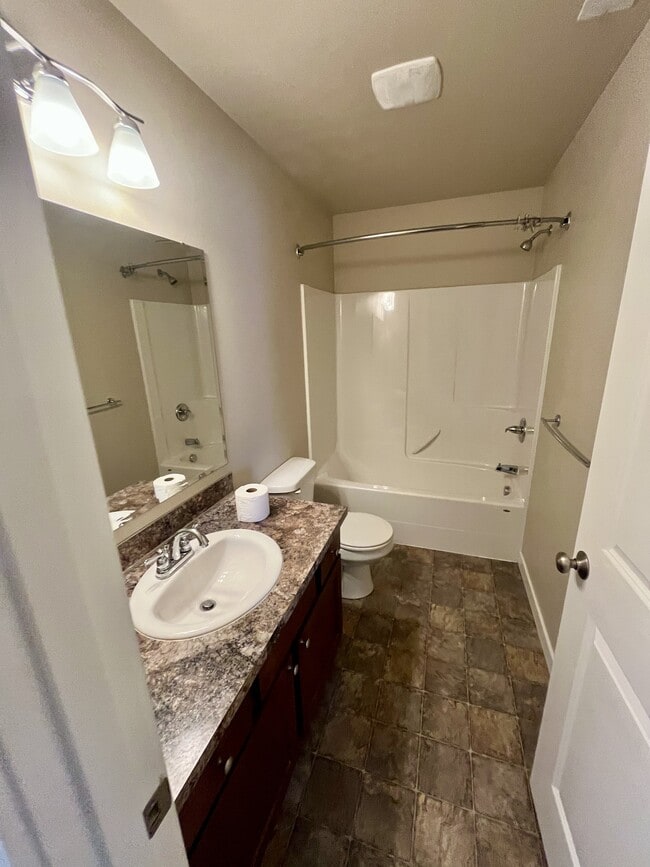 Building Photo - 1032 Cherry St