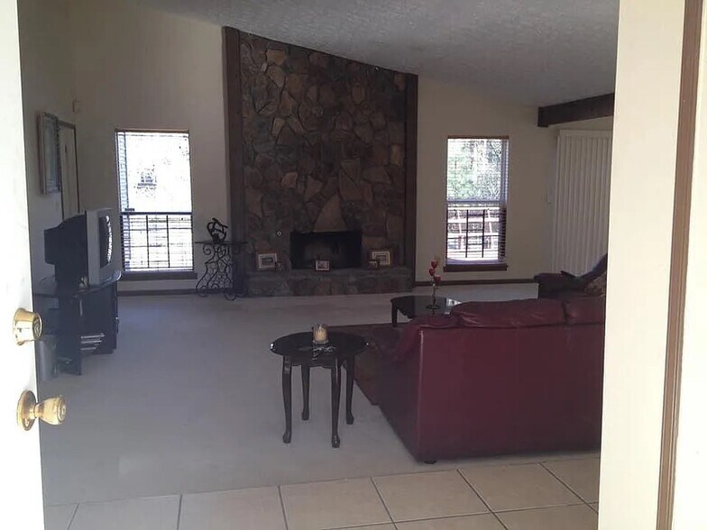 Building Photo - Room in House on Beethoven Cir