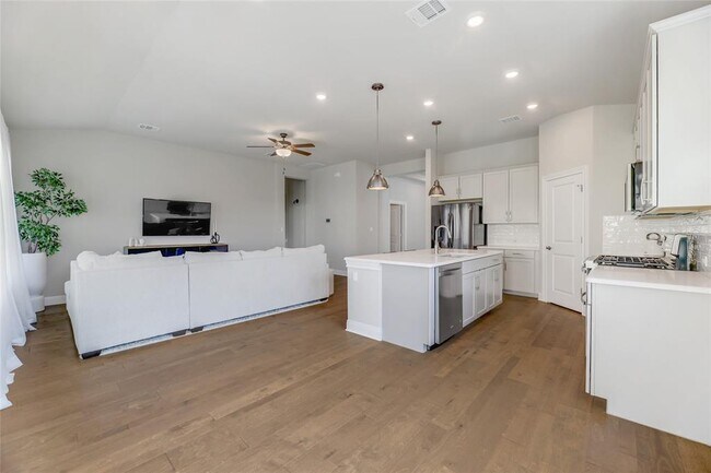 Building Photo - 1113 Highwater Dr