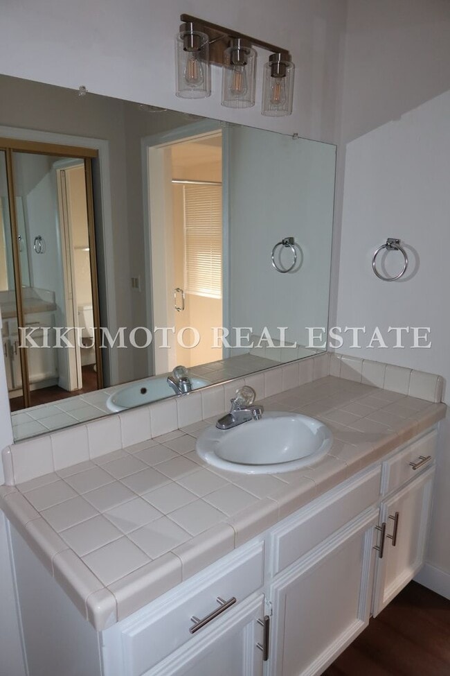 Building Photo - 3 Bedrooms, 2 1/2 Baths Half-plex in the P...