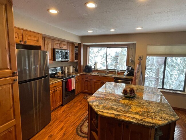 Building Photo - Beautiful furnished house in Stateline available now!