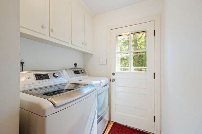 Building Photo - 2401 Scarsborough Dr