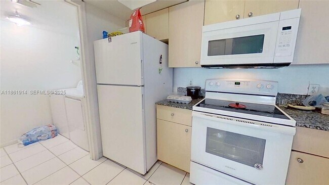 Building Photo - 2451 Centergate Dr