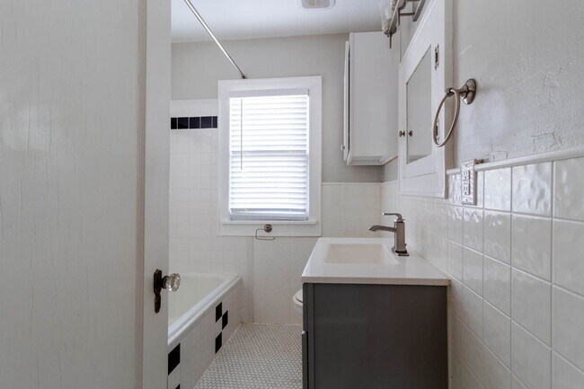 Building Photo - Beautiful Remodeled 1BD/1BTH Home In Crestwood Minutes away from the Highway!