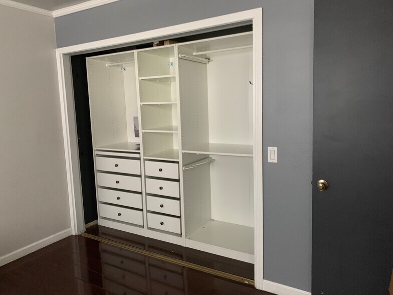 Closet - 112 N Avenue 66