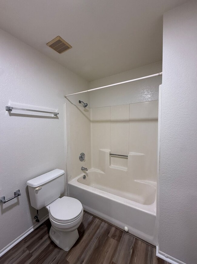 Building Photo - Quail Meadows Upstairs Condo with Easy Access to 101 Frwy/VSFB