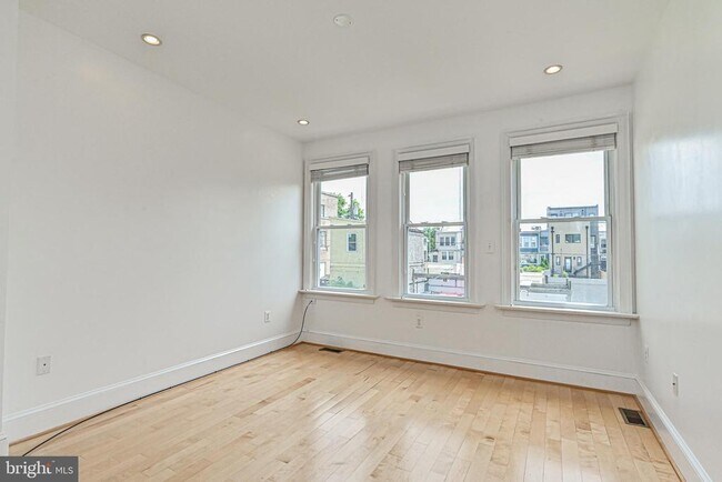 Building Photo - 512 Varnum St NW
