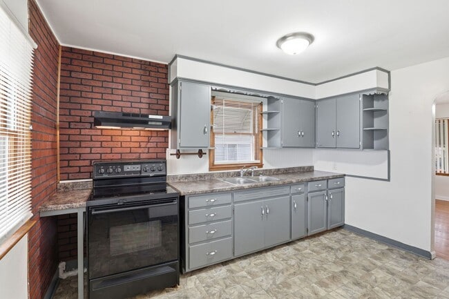 Building Photo - Charming 2-Bedroom Single Family Home Near S High St