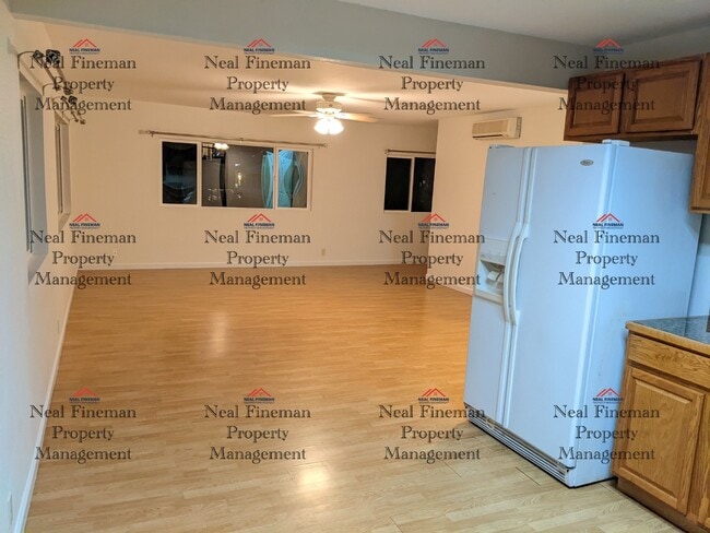 Building Photo - 3 Bed 2 Bath Apartment, 2 Assigned parking...