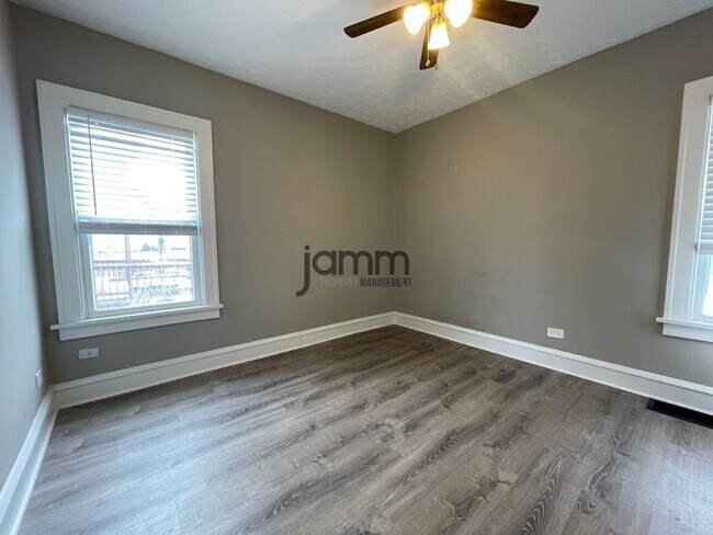 Building Photo - 2121 Carabel Ave