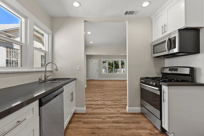 Building Photo - 749 N Wilton Pl