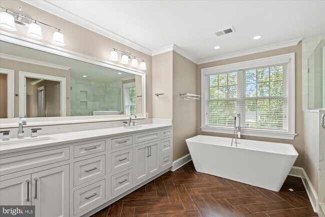 Building Photo - 4905 Dorset Ave