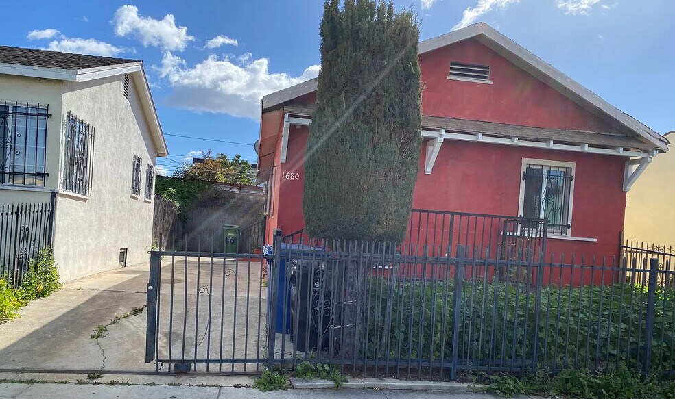 Driveway tandem parking and washer dryer hook ups in back - 1680 S Longwood Ave