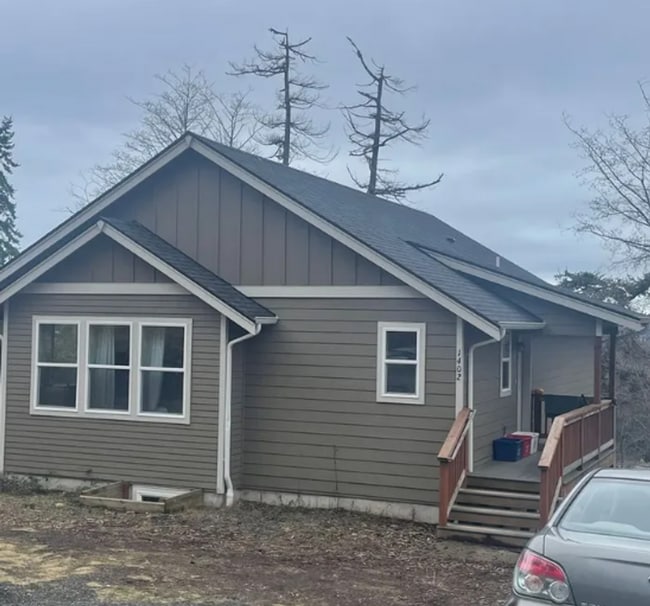 Building Photo - Charming 7 bedroom, 3 bath home available in August!