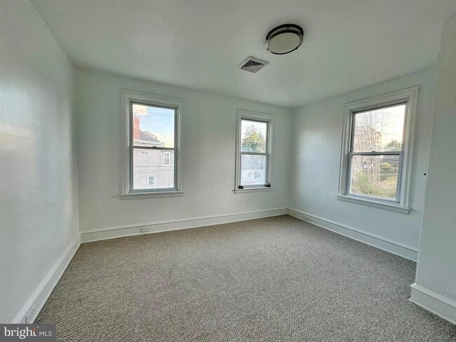 Building Photo - 1121 Rosedale Ave