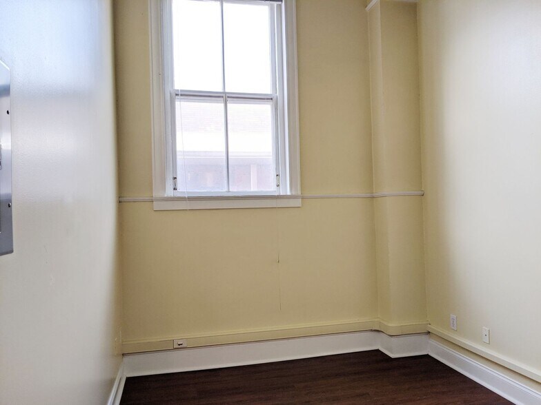 Building Photo - Redmen - Residential