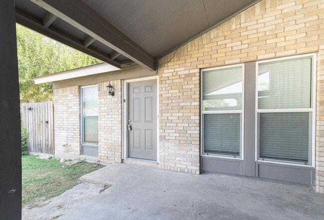 Building Photo - 1810 Nicole Cir