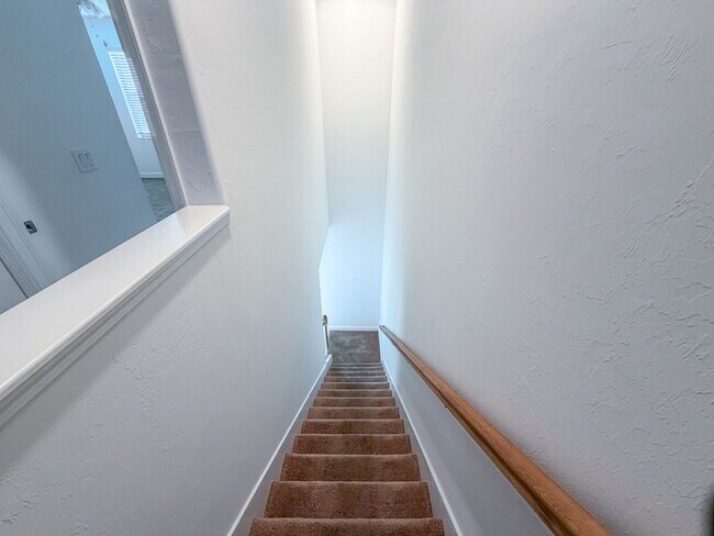 Building Photo - Newer-construction townhome in the highly desirable Lorraine Lakes