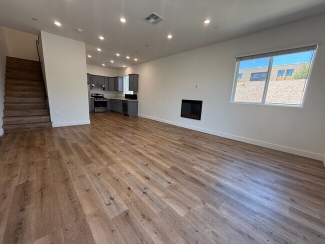 Building Photo - Beautiful 3-Bedroom Townhome in Sherman Oaks!