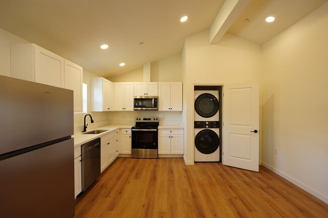 Building Photo - 4805 Charlotte Way