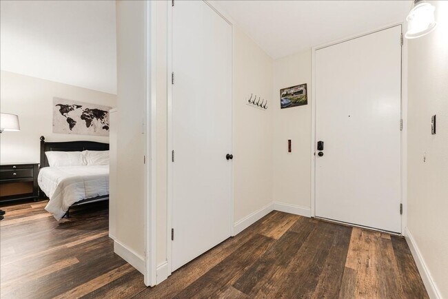 Building Photo - Furnished three bedroom condo on the lake available 2/1/26 - short term rental