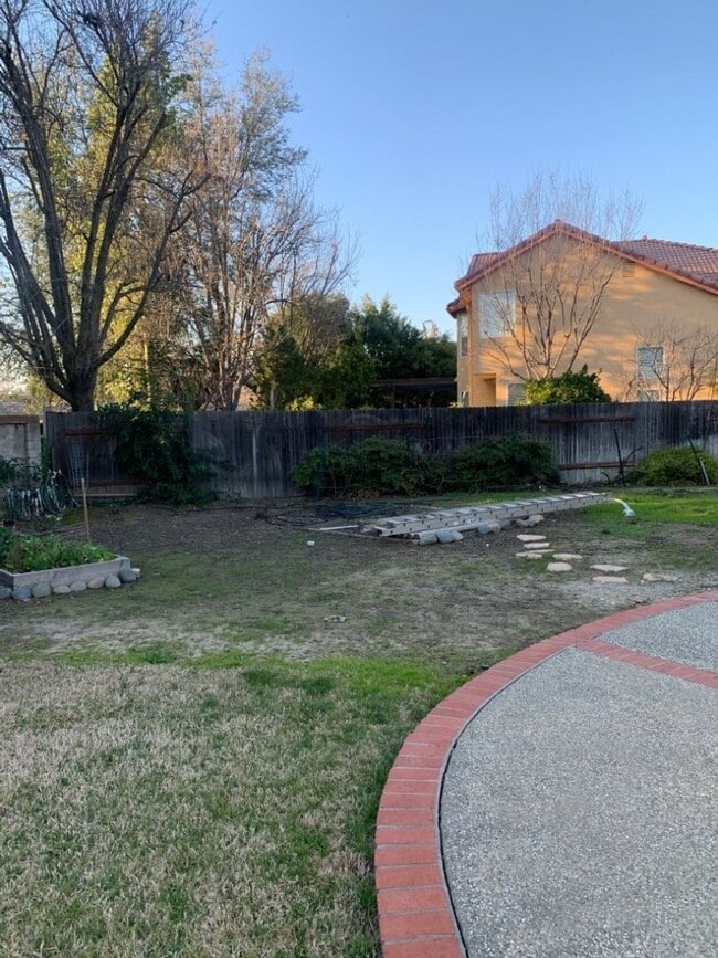 Building Photo - Great 4 bedroom East Davis home with large backyard