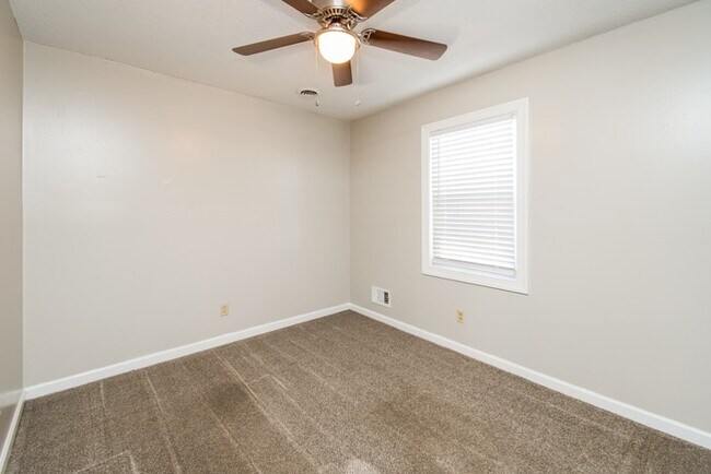Building Photo - 1608 Darnell Rd