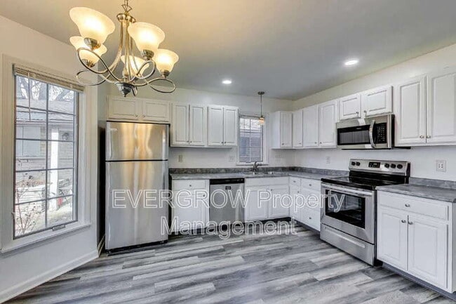 Building Photo - 142 N 7th Ave