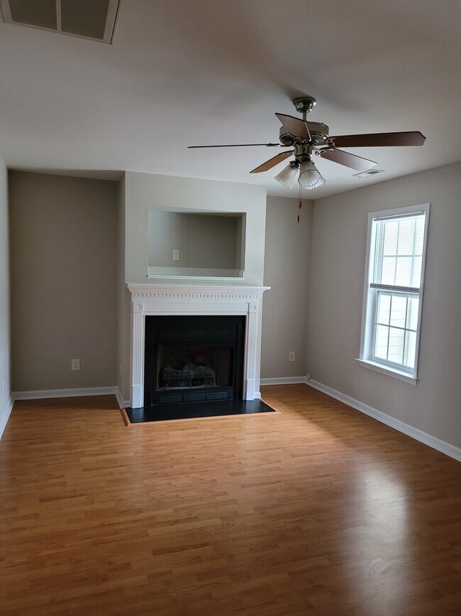 Building Photo - 117 Gatwick Ct