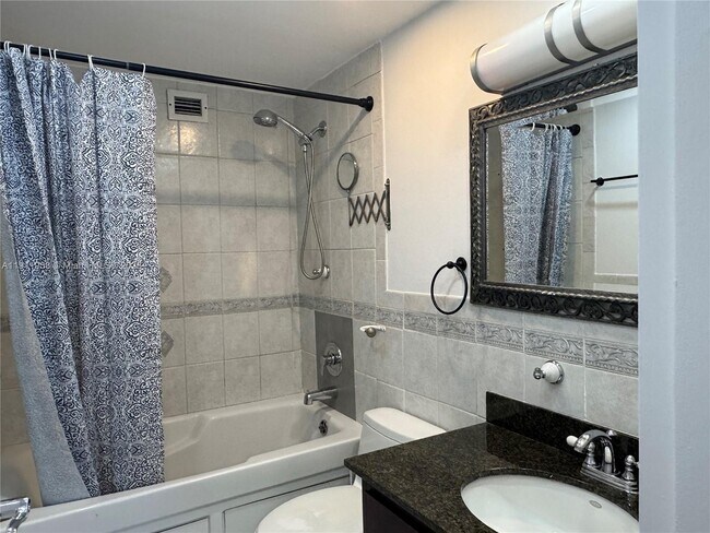 Building Photo - 999 Brickell Bay Dr