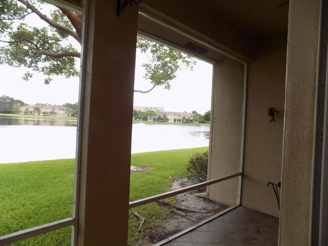 Building Photo - 3331 Lakeside Dr