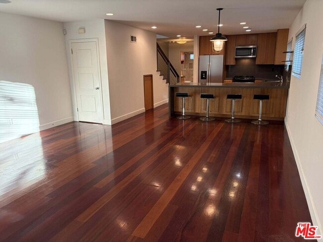 Building Photo - 832 N Las Palmas Ave